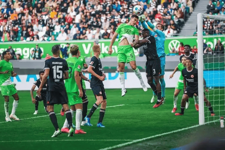 周六012德甲焦点：沃尔夫斯堡中场掌控VS海登海姆残阵重构，抢分与保级的攻防博弈